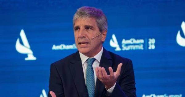 Luis Caputo en una conferencia de prensa sobre refinanciamiento de deuda