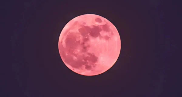Luna de Fresa iluminando el cielo nocturno
