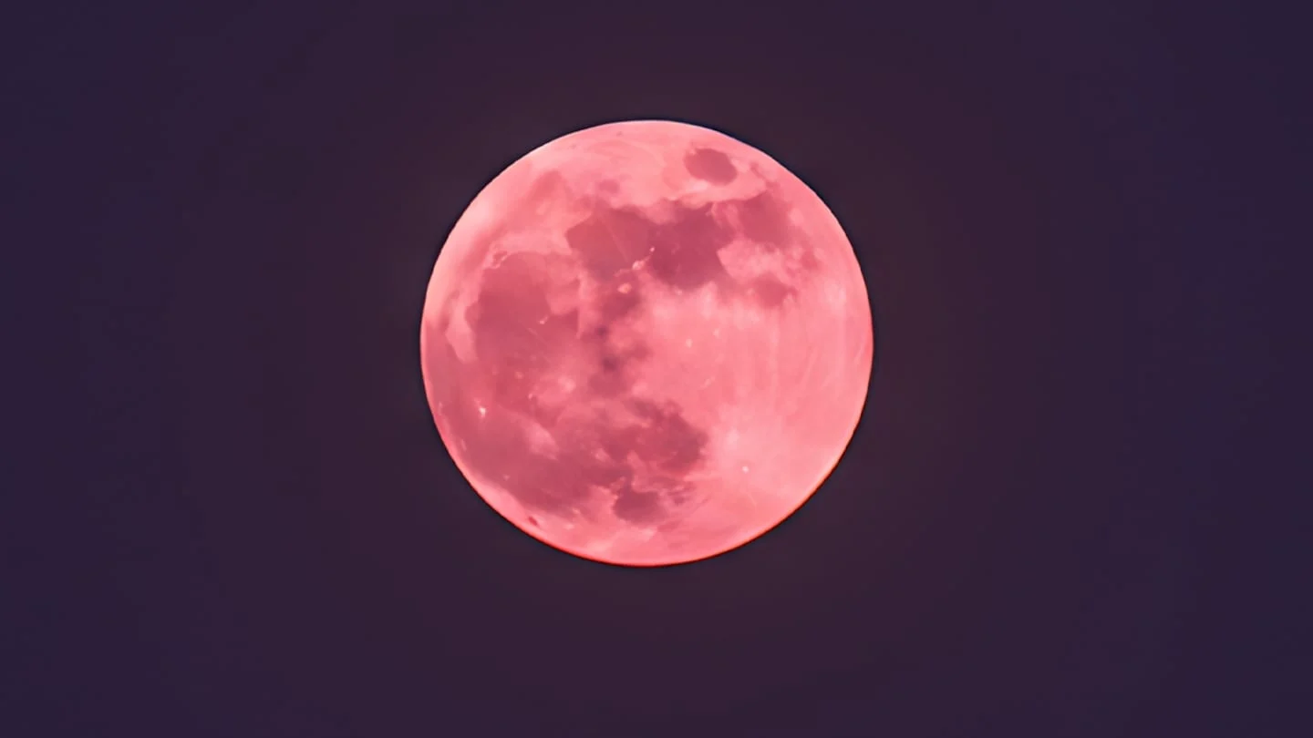 Luna de Fresa iluminando el cielo nocturno