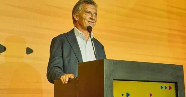 Mauricio Macri y Diego Santilli en un evento político