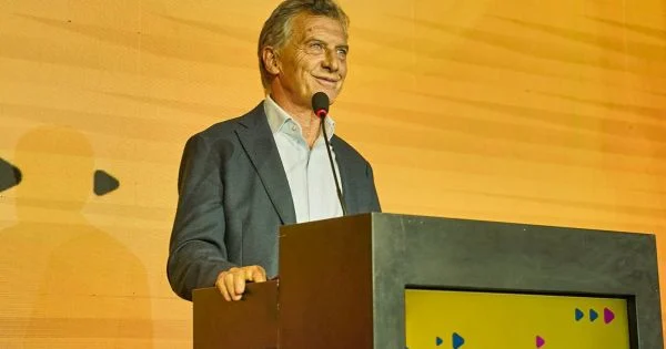 Mauricio Macri y Diego Santilli en un evento político