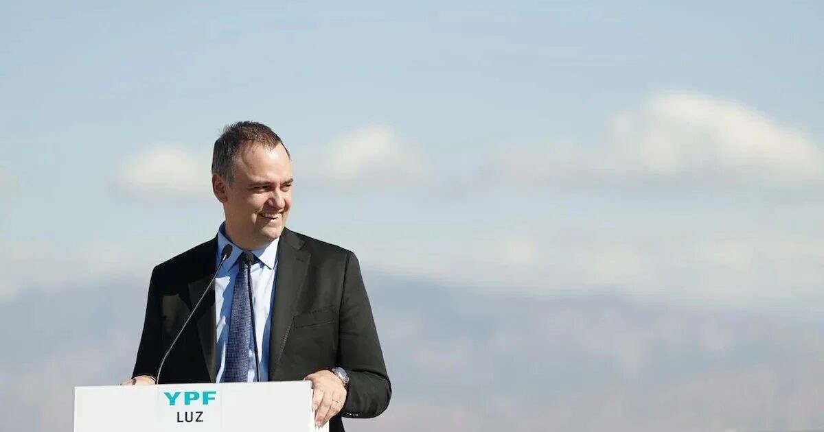 Manuel Adorni durante un acto en YPF