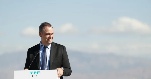 Manuel Adorni durante un acto en YPF