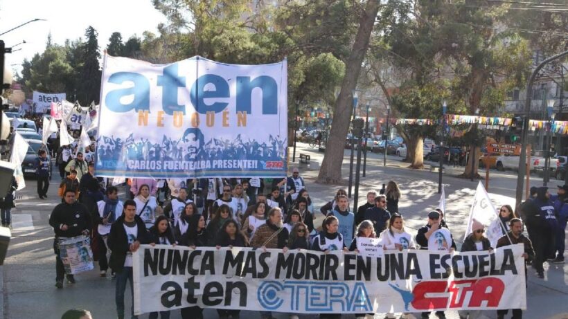 Marcha de ATEN en Neuquén por justicia en Aguada San Roque