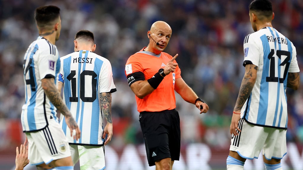 Szymon Marciniak dirigiendo un partido de fútbol