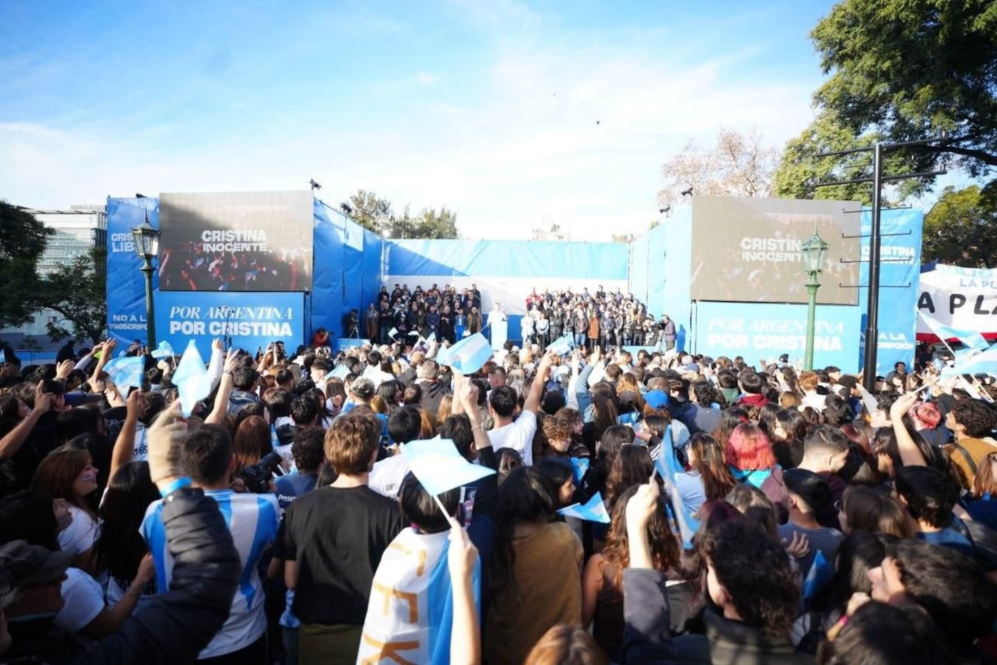 Máximo Kirchner desafía a Kicillof en el banderazo por Cristina Kirchner
