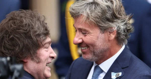 Javier Milei firma decreto de jueces