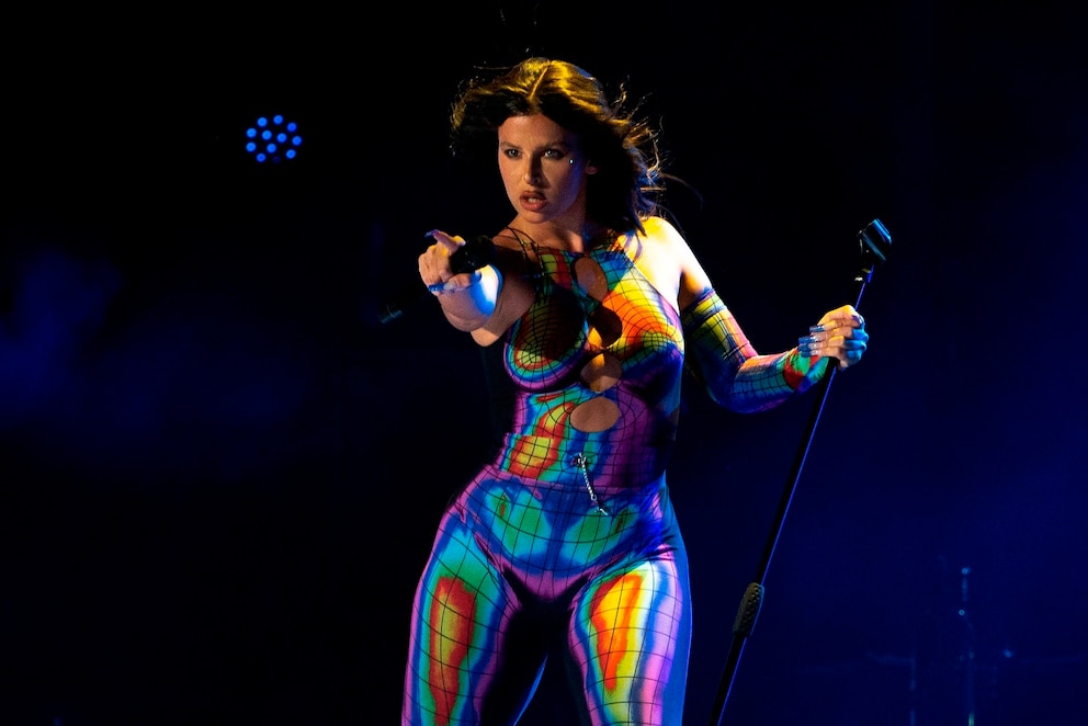 Nathy Peluso actuando con un traje colorido en un escenario
