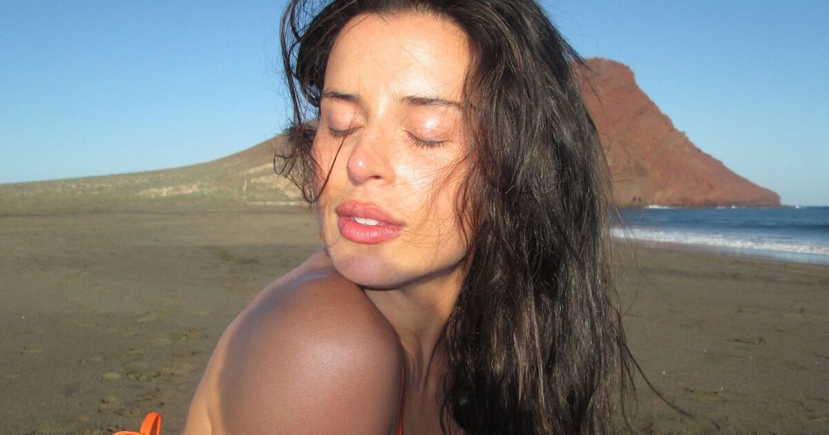 Nathy Peluso disfrutando de la playa con una microbikini naranja