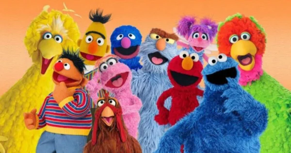 Personajes de Plaza Sésamo en un entorno educativo