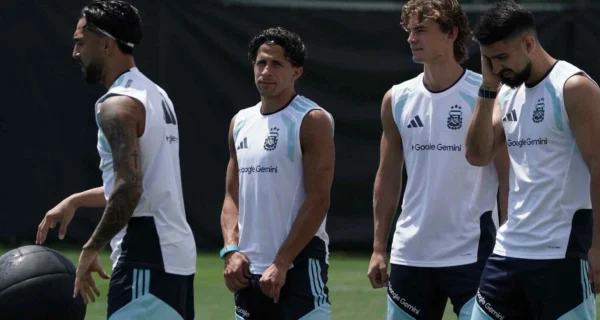 Nico Paz durante un partido con la Selección Argentina