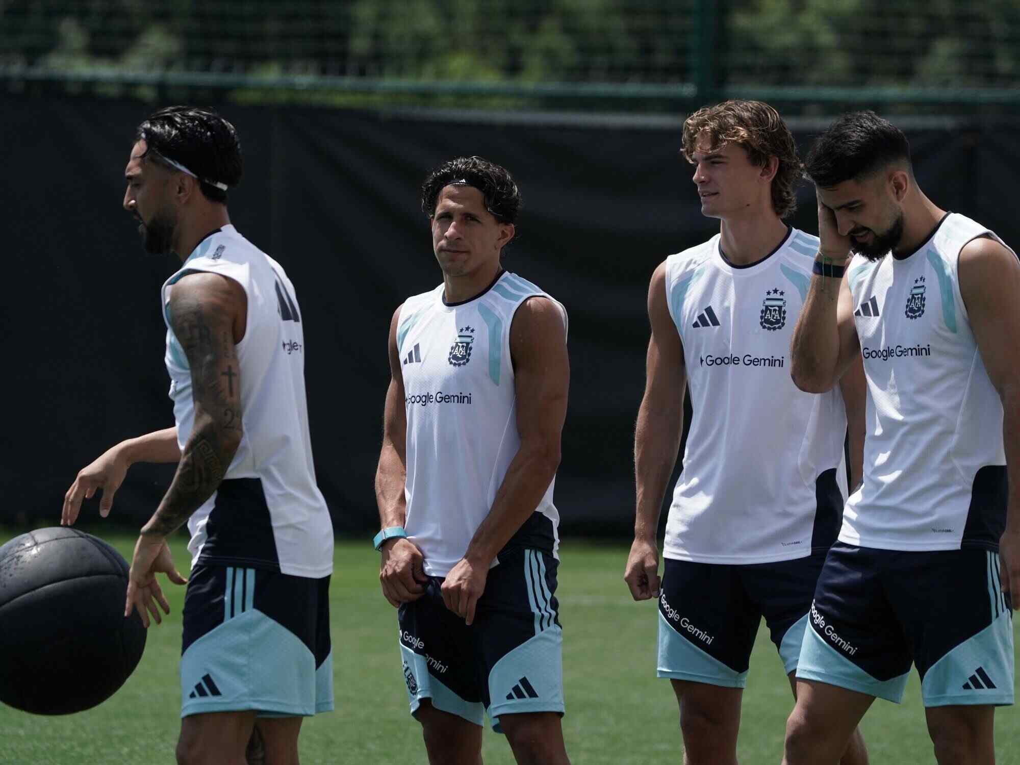 Nico Paz durante un partido con la Selección Argentina