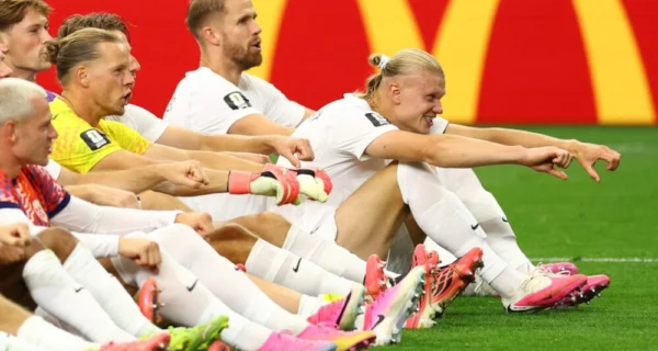 Erling Haaland celebra su gol decisivo en el partido entre Noruega y Costa de Marfil