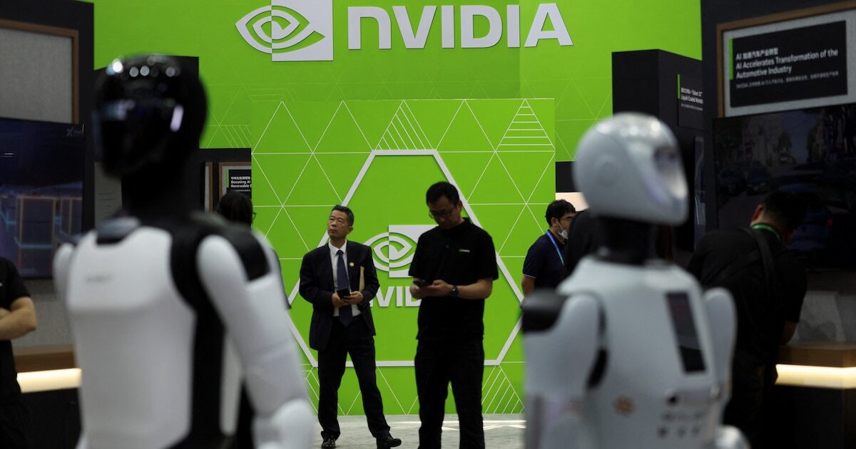 Robot humanoide de Nvidia en un entorno laboral