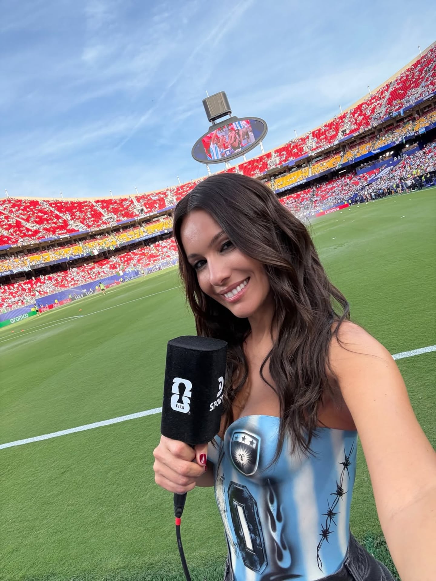 Pampita posando con un micrófono en el estadio durante el Mundial en Kansas