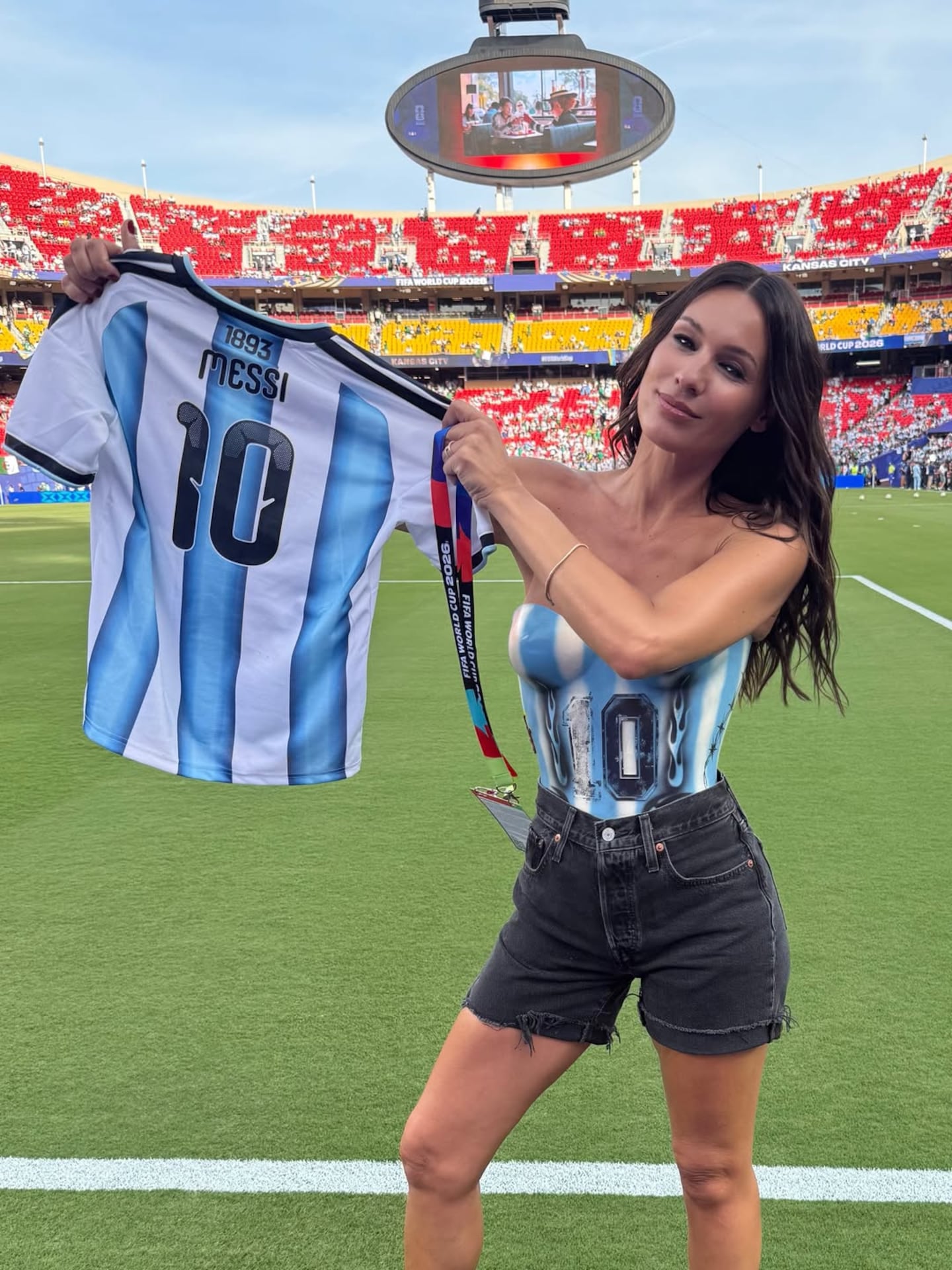 Pampita mostrando una camiseta de Lionel Messi en el Mundial 2026 en Kansas