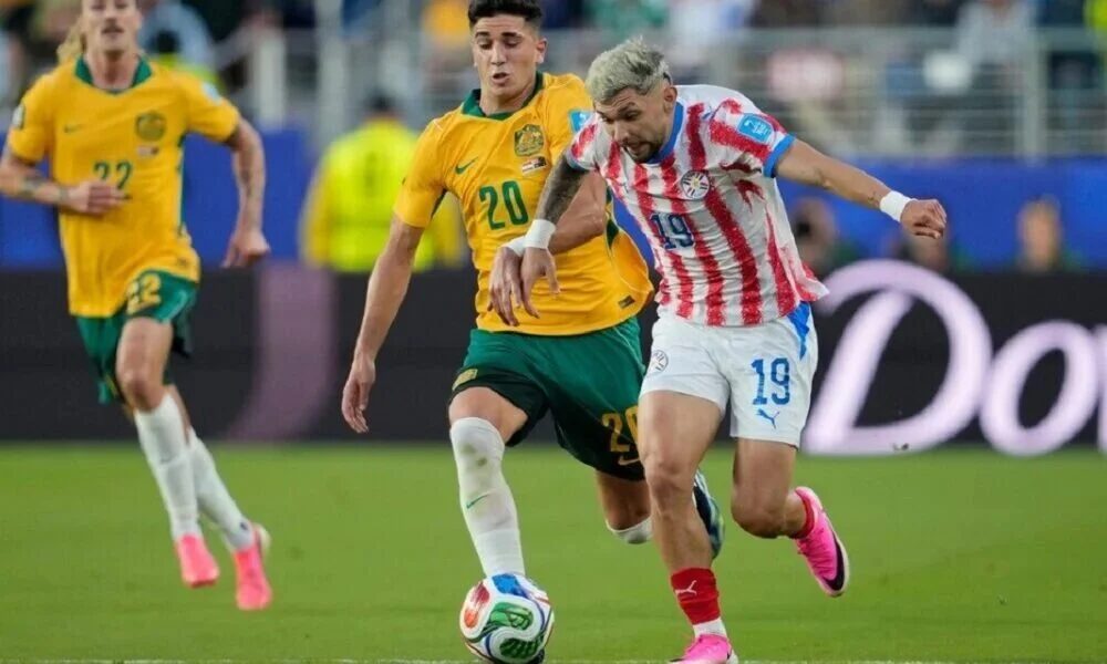 Jugadores de Paraguay en acción durante el partido contra Australia