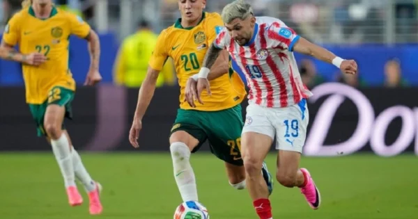 Jugadores de Paraguay en acción durante el partido contra Australia