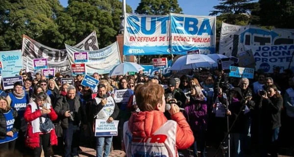 Docentes en paro en Buenos Aires exigen paritarias