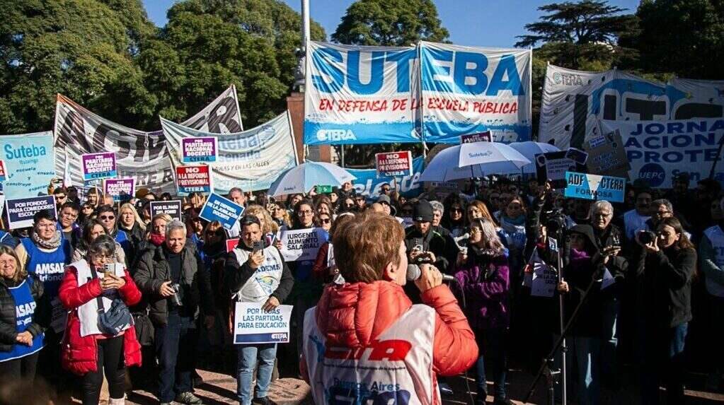 Docentes en paro en Buenos Aires exigen paritarias