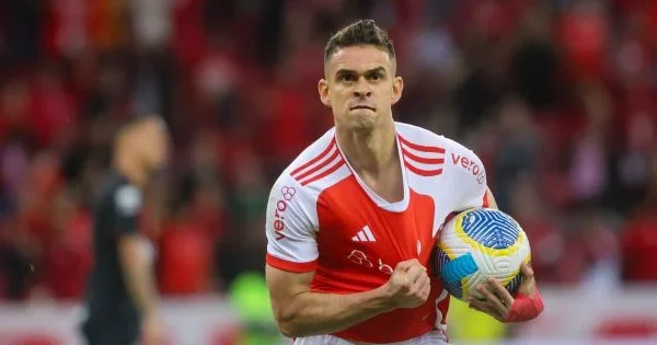 Rafael Santos Borré en acción durante un partido