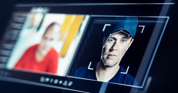 Interfaz de la aplicación RealCheck que analiza videos para detectar deepfakes