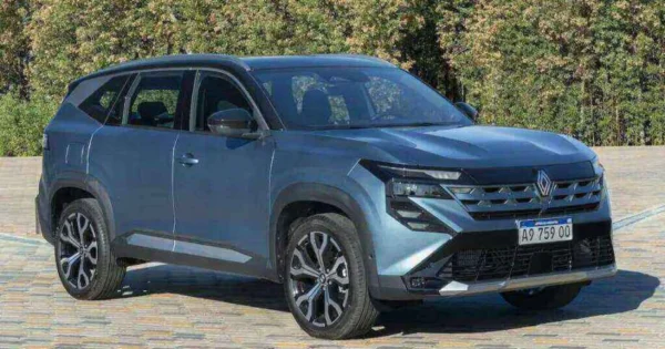 Renault Boreal híbrido en un paisaje urbano
