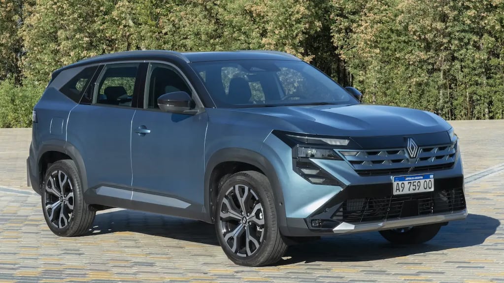 Renault Boreal híbrido en un paisaje urbano