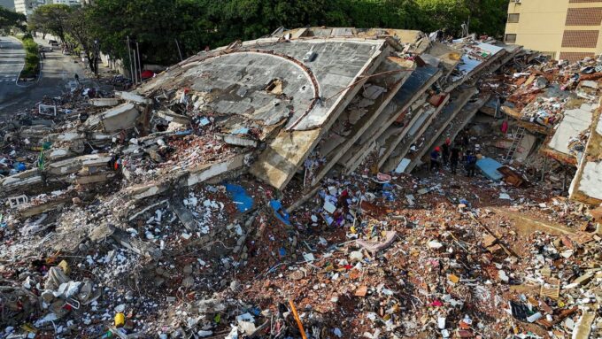 Rescatan a un niño de tres años tras seis días entre escombros en Venezuela
