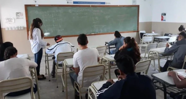 Estudiantes participando en un taller de orientación vocacional en Río Negro