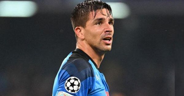 Giovanni Simeone durante un partido con Torino