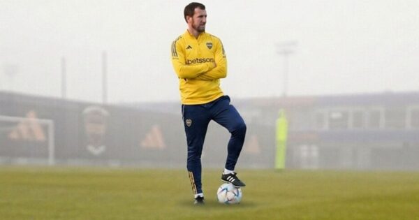 Rodolfo Arruabarrena dirigiendo un entrenamiento en Boca Juniors