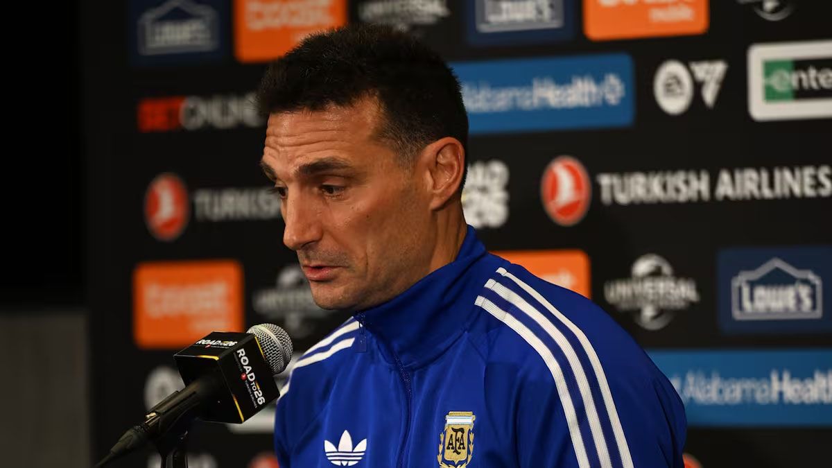 Lionel Scaloni y Nicolás Otamendi en conferencia de prensa