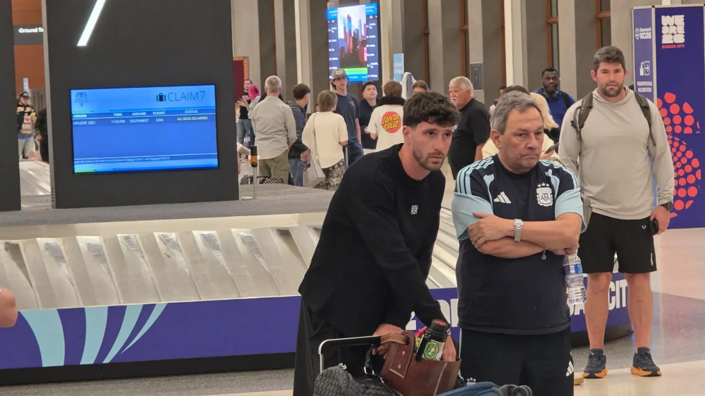 Marcos Senesi llegando a Kansas para unirse a la Selección Argentina