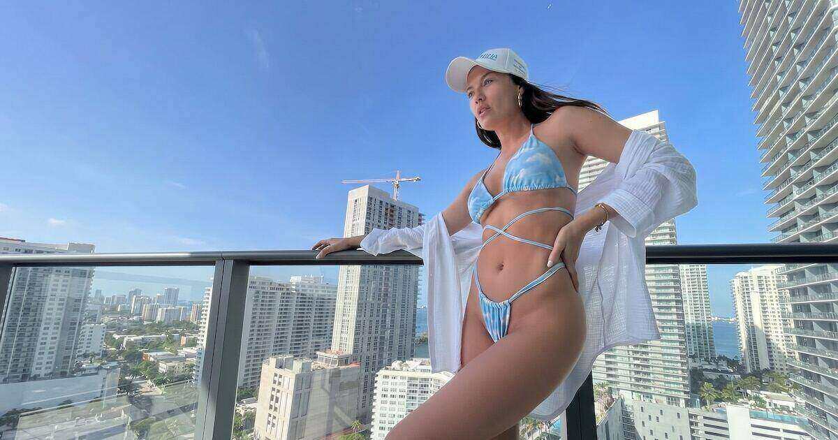 Sofía Jujuy posando en bikini en Miami