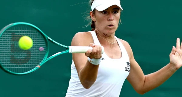Solana Sierra en acción durante su partido en Wimbledon