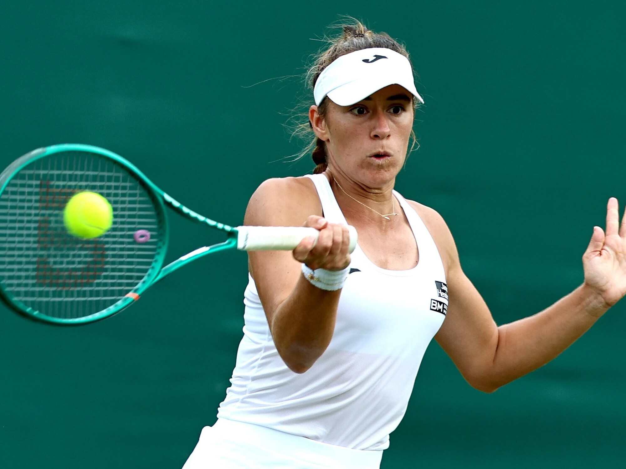 Solana Sierra en acción durante su partido en Wimbledon