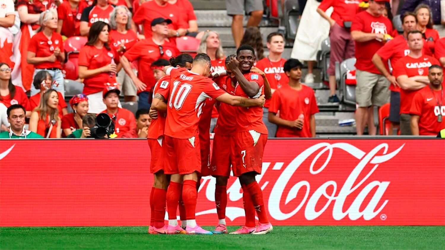 Celebración del equipo suizo tras la victoria contra Canadá
