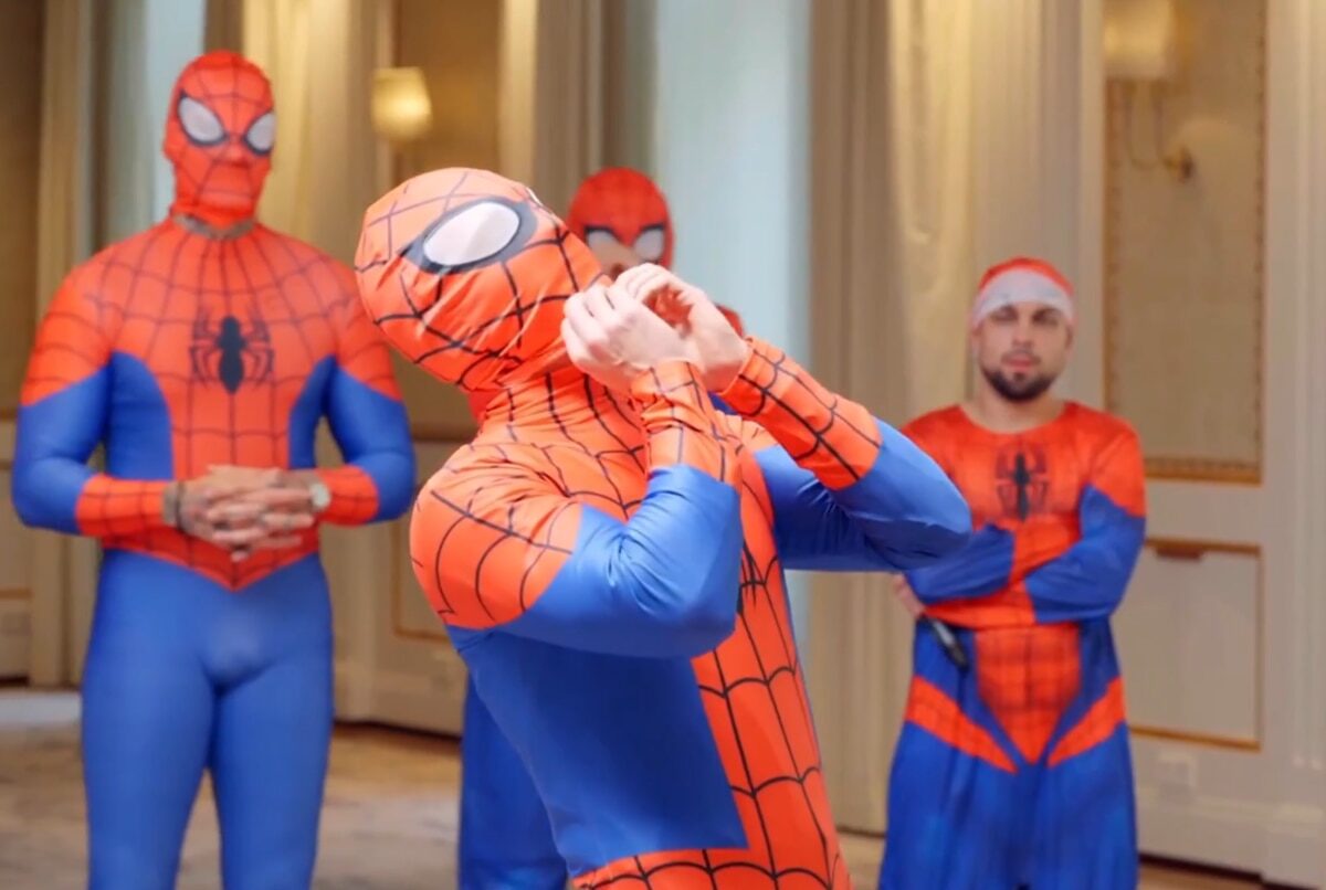 Tom Holland sorprende al participar anónimamente en un concurso de Spider-Man y es eliminado por Zendaya