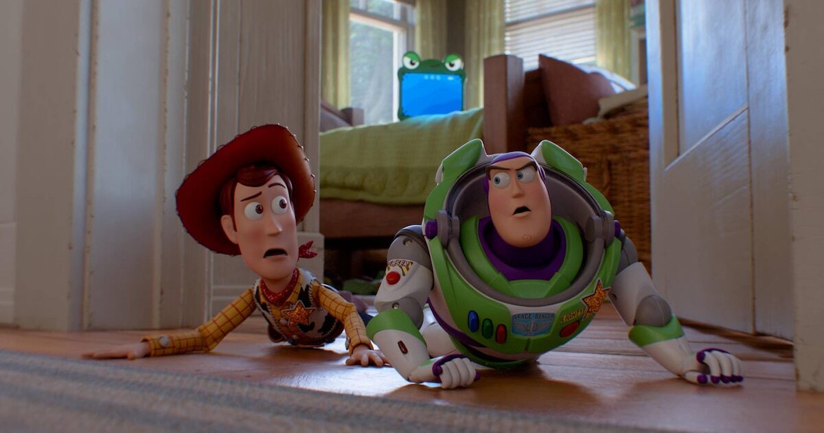 Escena de Toy Story 5 con Woody y Buzz Lightyear enfrentando nuevos retos tecnológicos