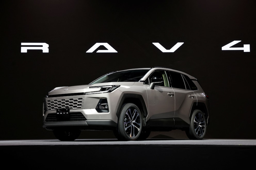 Toyota RAV4 2023 en presentación con fondo oscuro