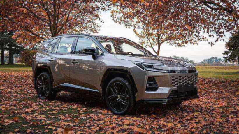 Toyota RAV4 2023 estacionado entre hojas caídas en un entorno otoñal