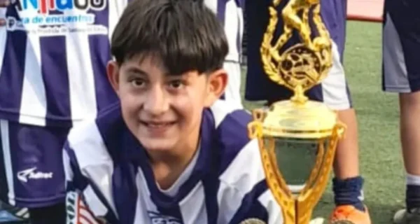 Adolescente Benjamín Valentín Donofrio jugando al fútbol