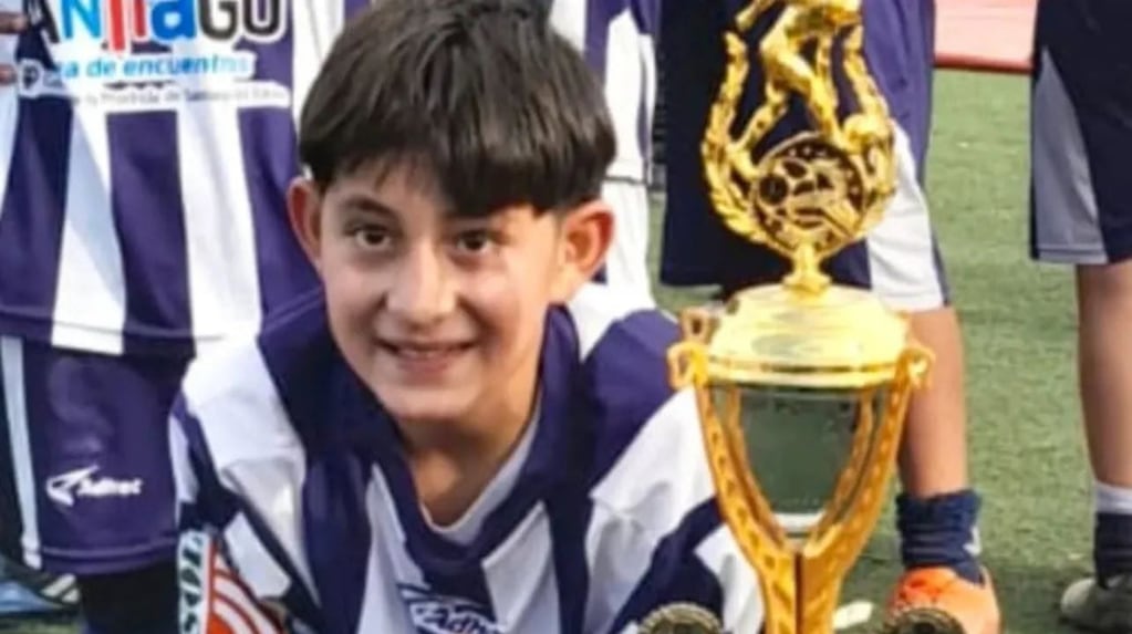 Adolescente Benjamín Valentín Donofrio jugando al fútbol
