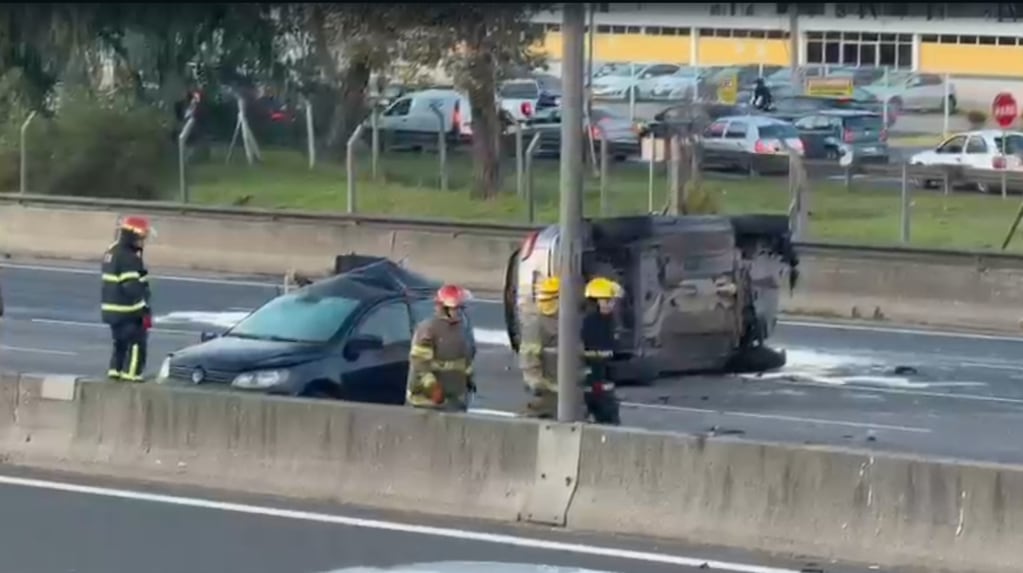 Accidente en la Panamericana con un vehículo detenido y personal de emergencia