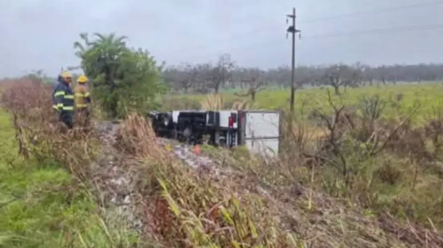 Bomberos en el lugar del accidente en Ruta 11, Santa Fe, donde un camión volcado se encuentra en la banquina