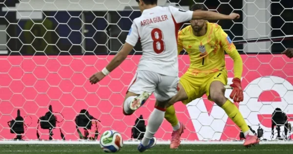 Jugadores de Turquía celebran su victoria sobre Estados Unidos en el Mundial 2026