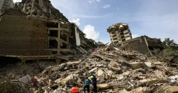 Rescatistas trabajando en las zonas afectadas por los terremotos en Venezuela