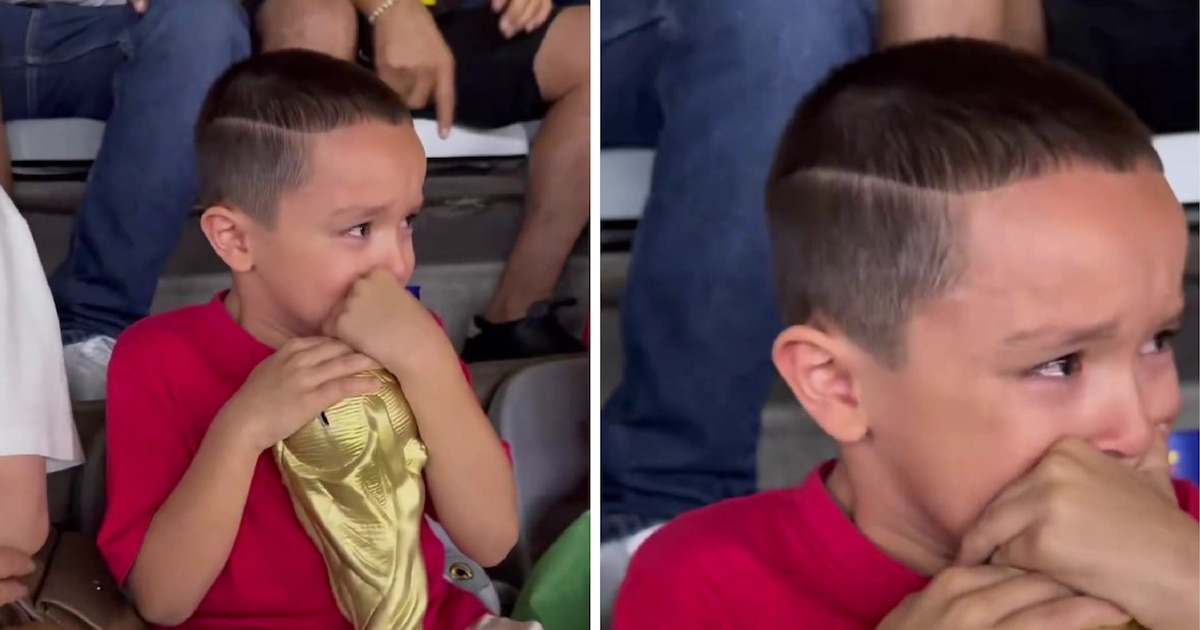 Hinchas colombianos consolando a un niño uzbeko en el Estadio Azteca tras la derrota en el Mundial 2026