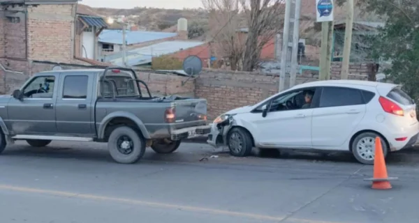 Accidente de cinco autos en Neuquén por hielo negro en la calzada